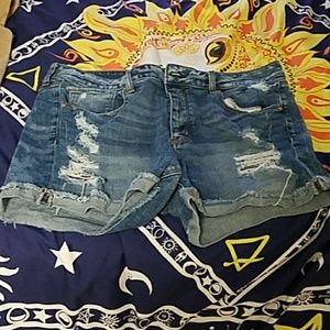 HARDLY WORN CUT OFF AE BOYFRIEND FIT SHORTS