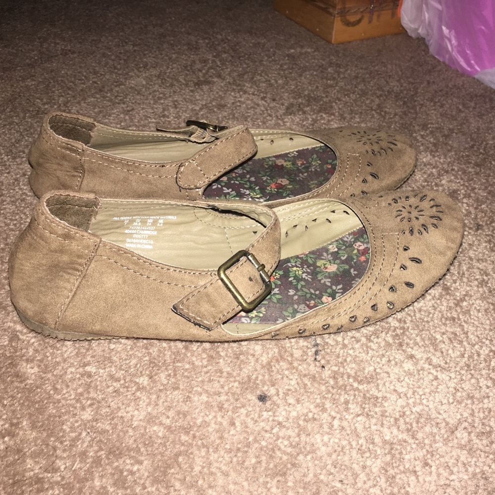 Flats - Picture 2 of 5