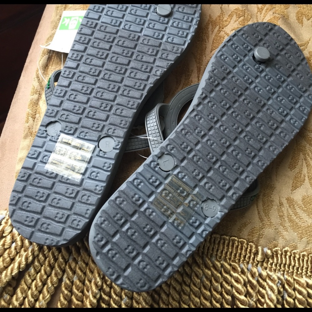 NEW SANUK - Picture 4 of 6