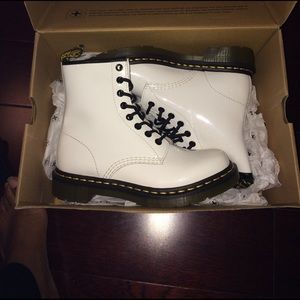 1460 W White Patent Lamper Dr. Martens