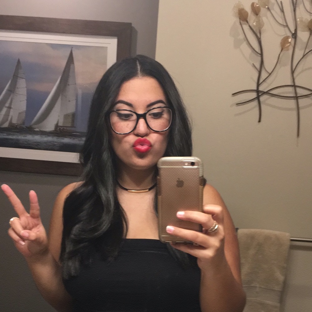 Meet your Posher, Yoli