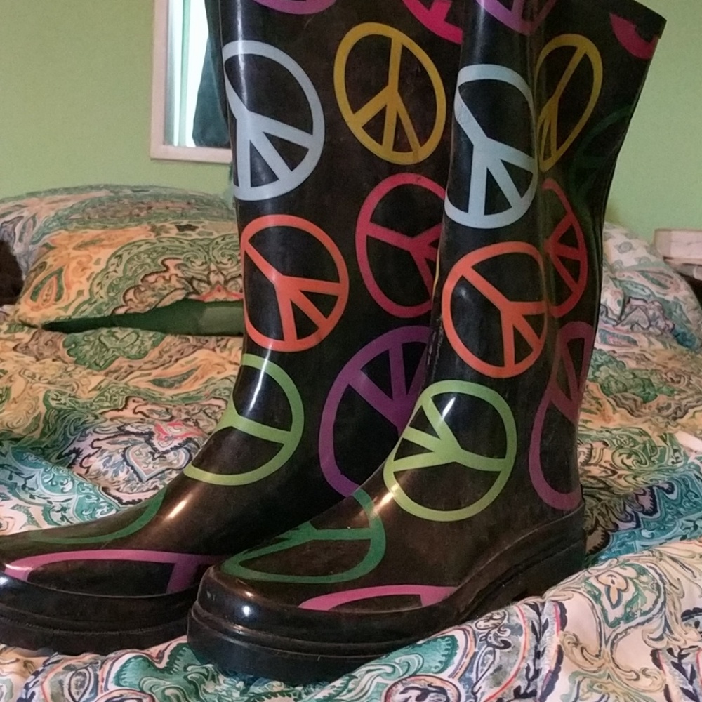 Peace sign rainboots