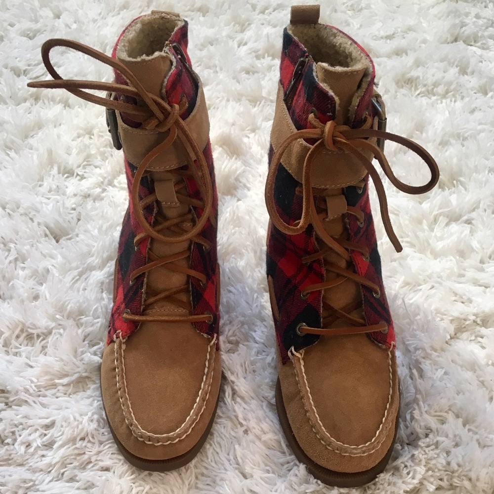 Sperry Flat Lace-Up Boot in Tan / Plaid