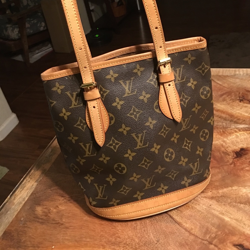 SOLD!!  💯 Authentic Louis Vuitton Bucket PM