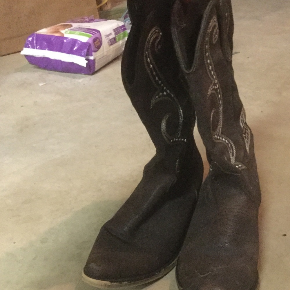 Brown boots with embroidery