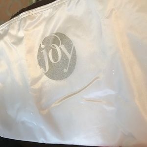 🍏 cute silver make up bag🍏