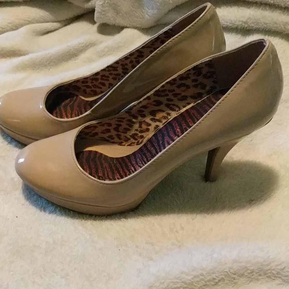 Nude pumps