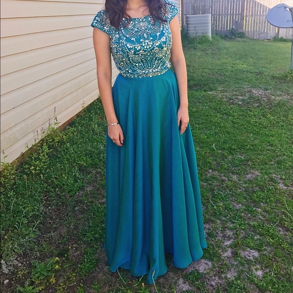 Prom dress - Picture 1 of 2