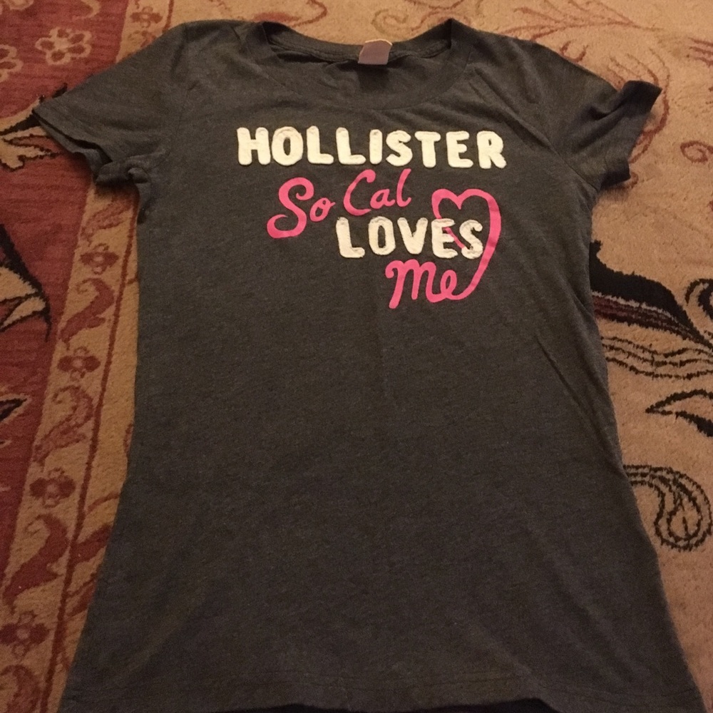 Hollister size smalls ts in good condition