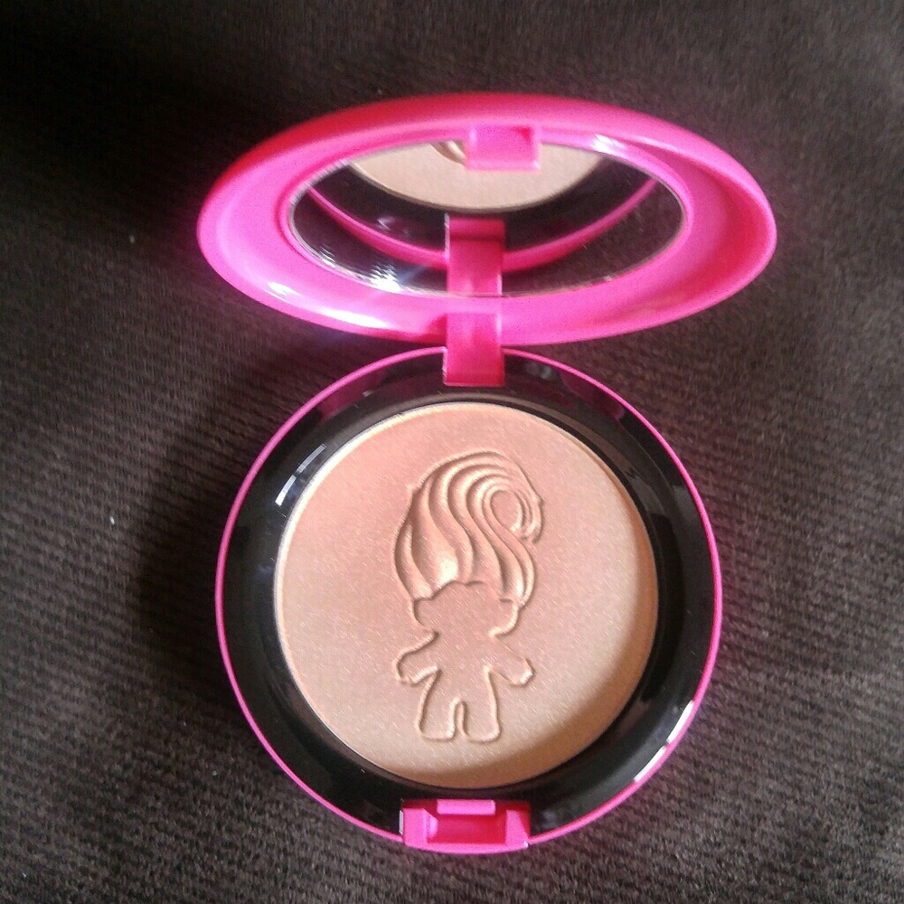 Mac Trolls Glow Rida beauty powder