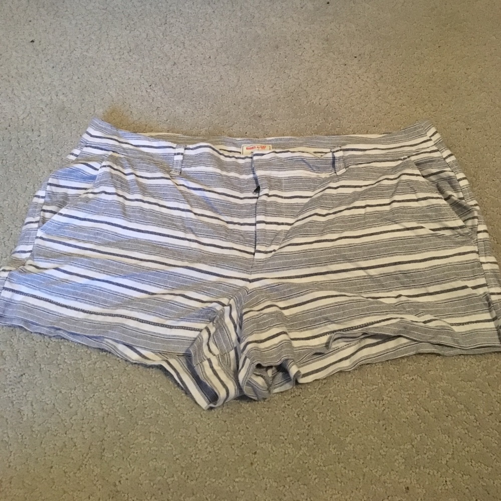Light blueish gray and white 3inch GAP shorts (14)
