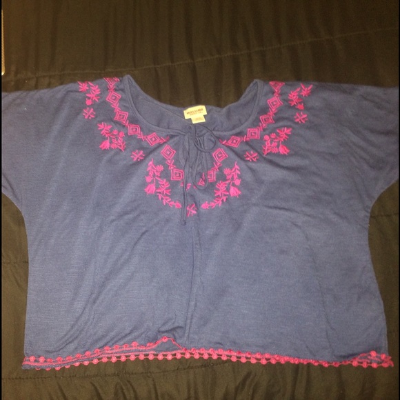 Embroidered Crop top - Picture 3 of 4