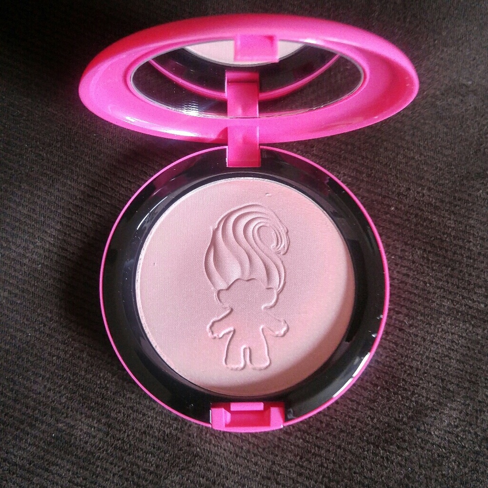 MAC Trolls Play it Proper beauty powder