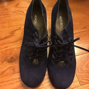 Navy blue aerosoles pumps.