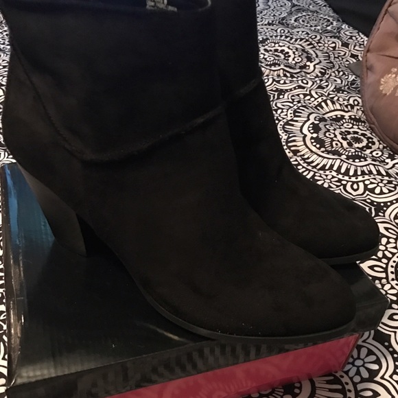NEW NEVER WORN Black "suede" ankle booties size 10 - Picture 3 of 3