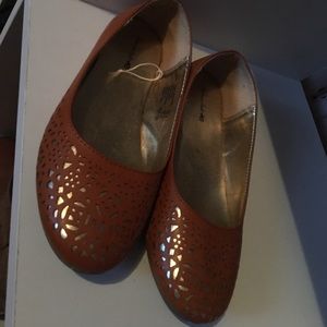 Flat shoes, camel color with gold under