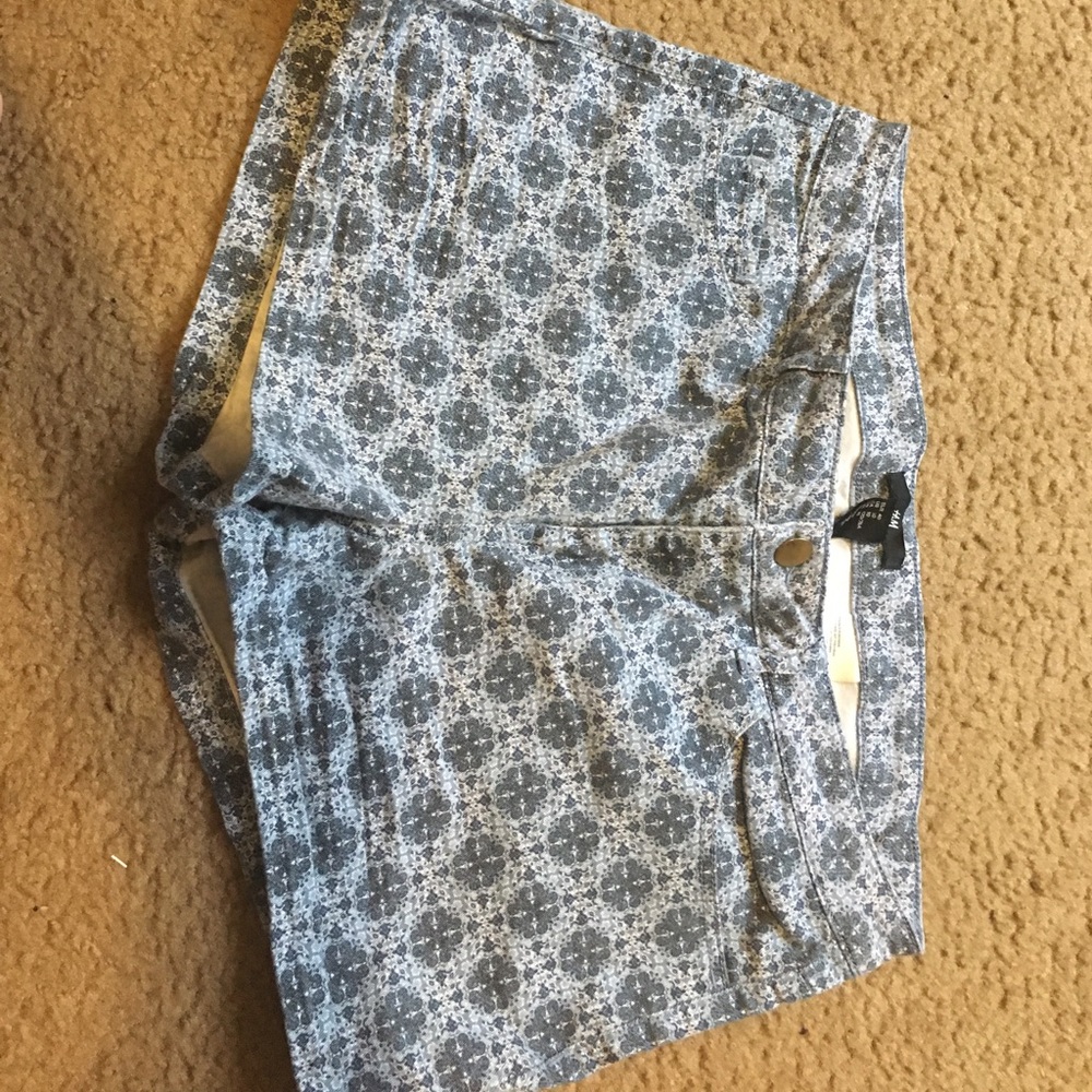 Patterned jean shorts