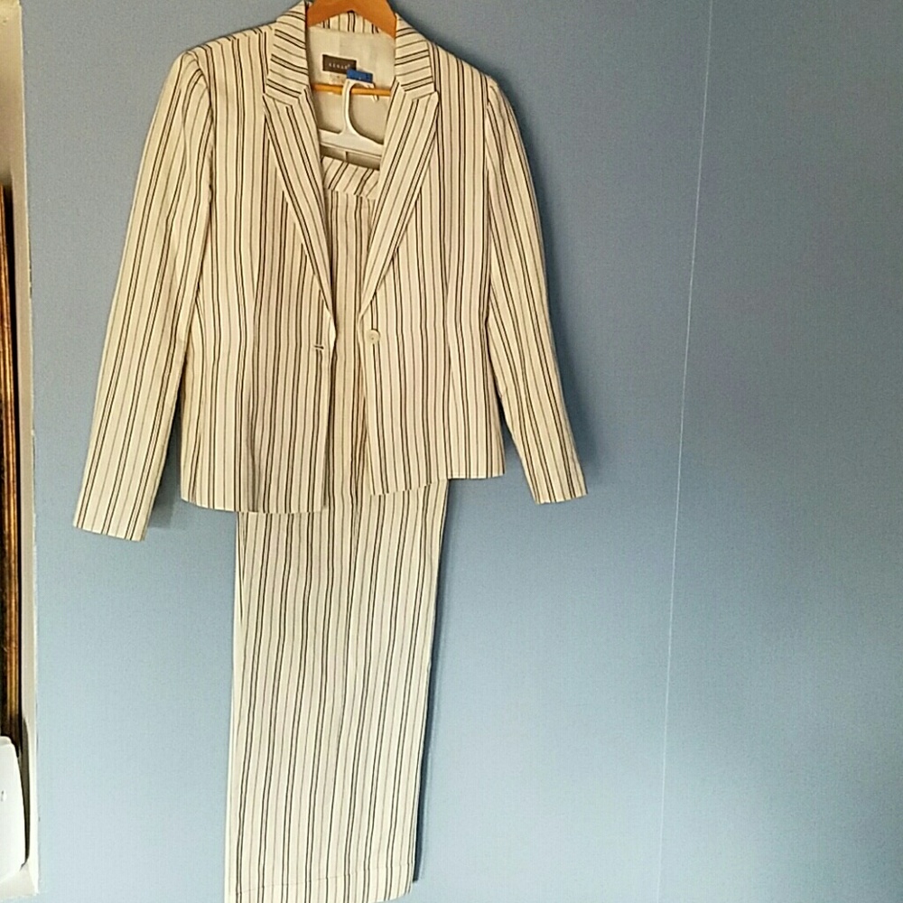 Women's pants suit