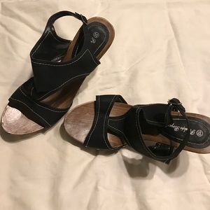 Black platform sandal with white stitching