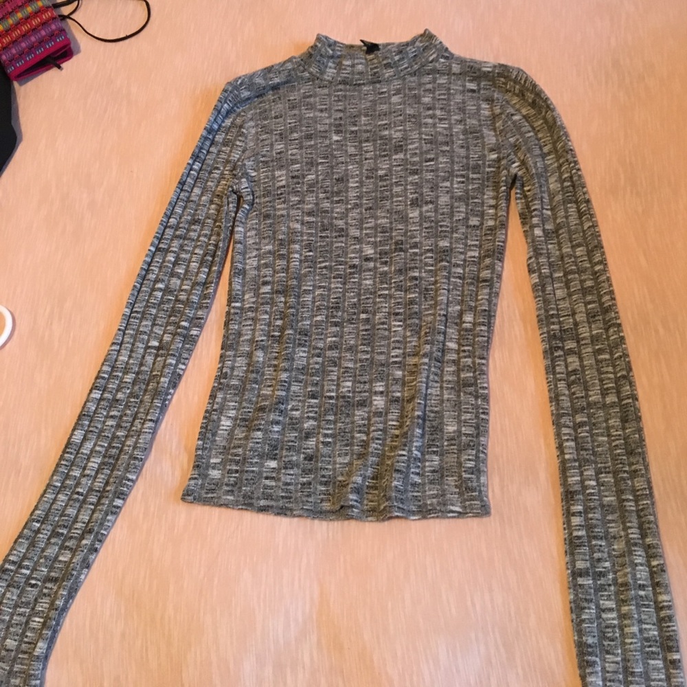 Cropped gray long sleeve