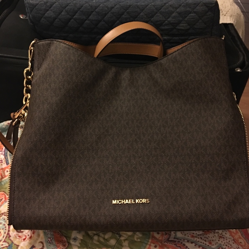 Large Michael Kors Devon handbag