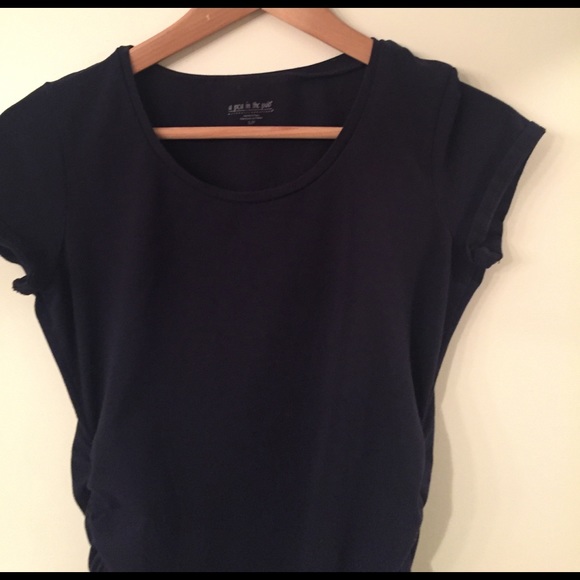 Navy maternity tee with ruched sides - Picture 3 of 6