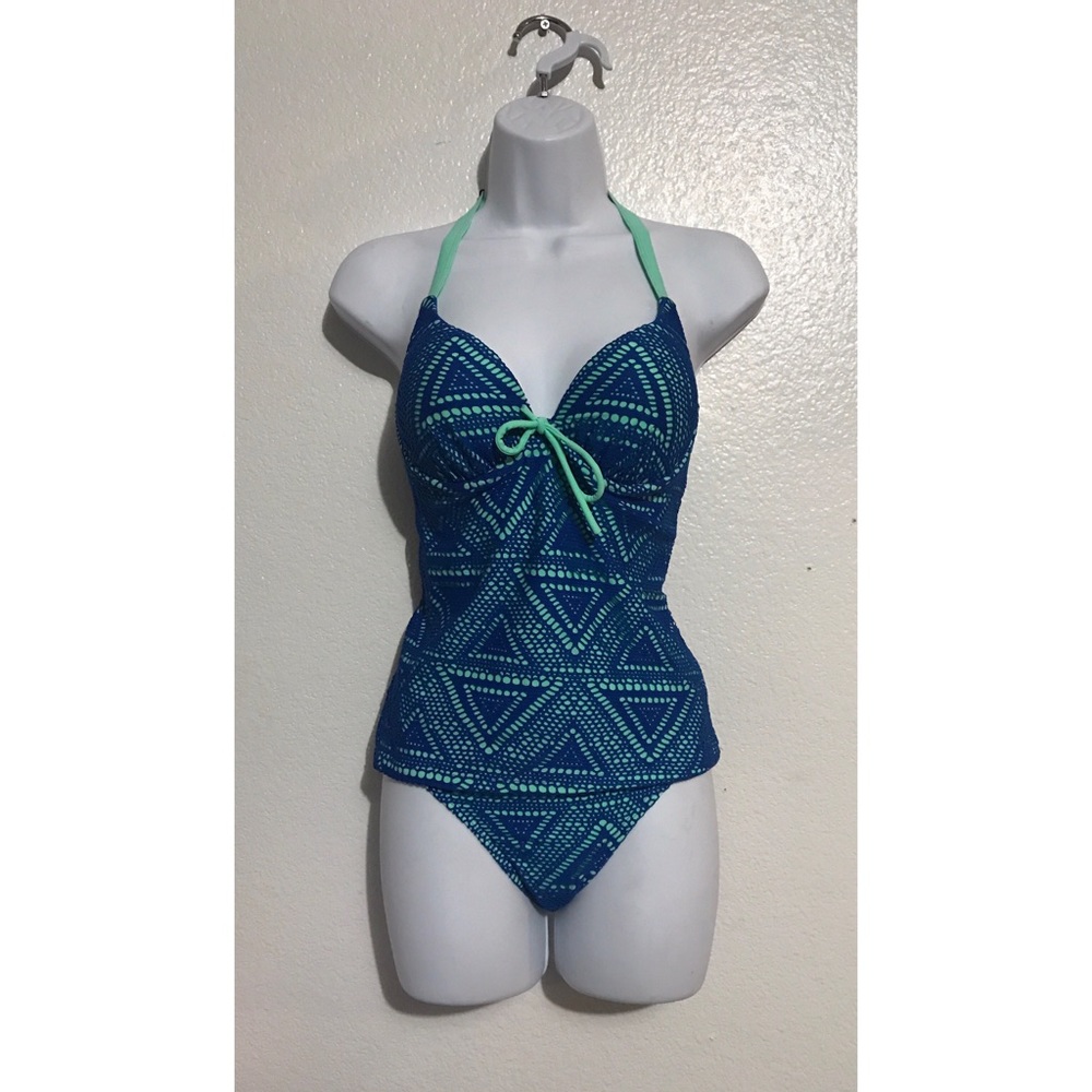 ‼️PRICE DROP‼️SAMPLE SALE ‼️Blue crochet tankini