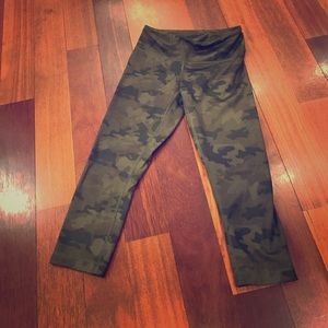 Lululemon wonder under army print crop leggings
