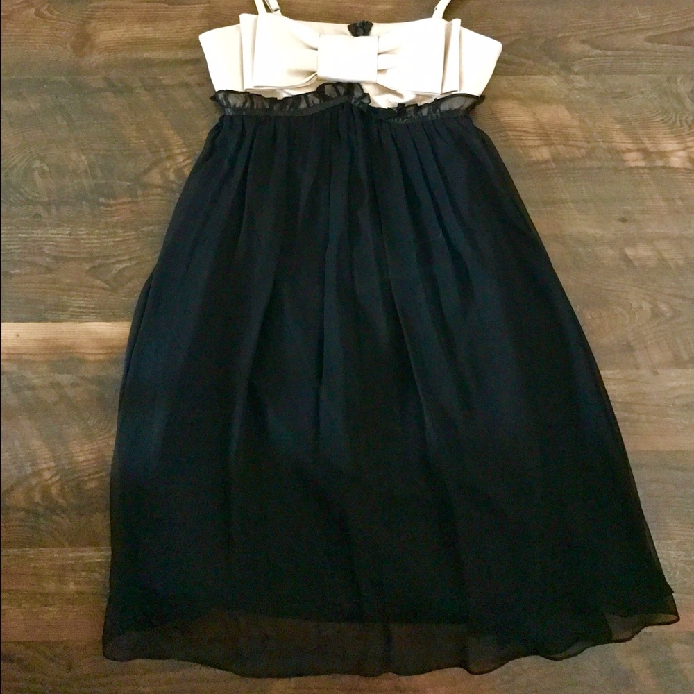 Betsy Johnson knee-length dress with bow detail