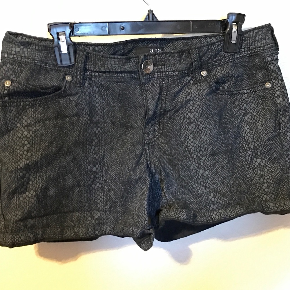 Snake print black and grey shorts