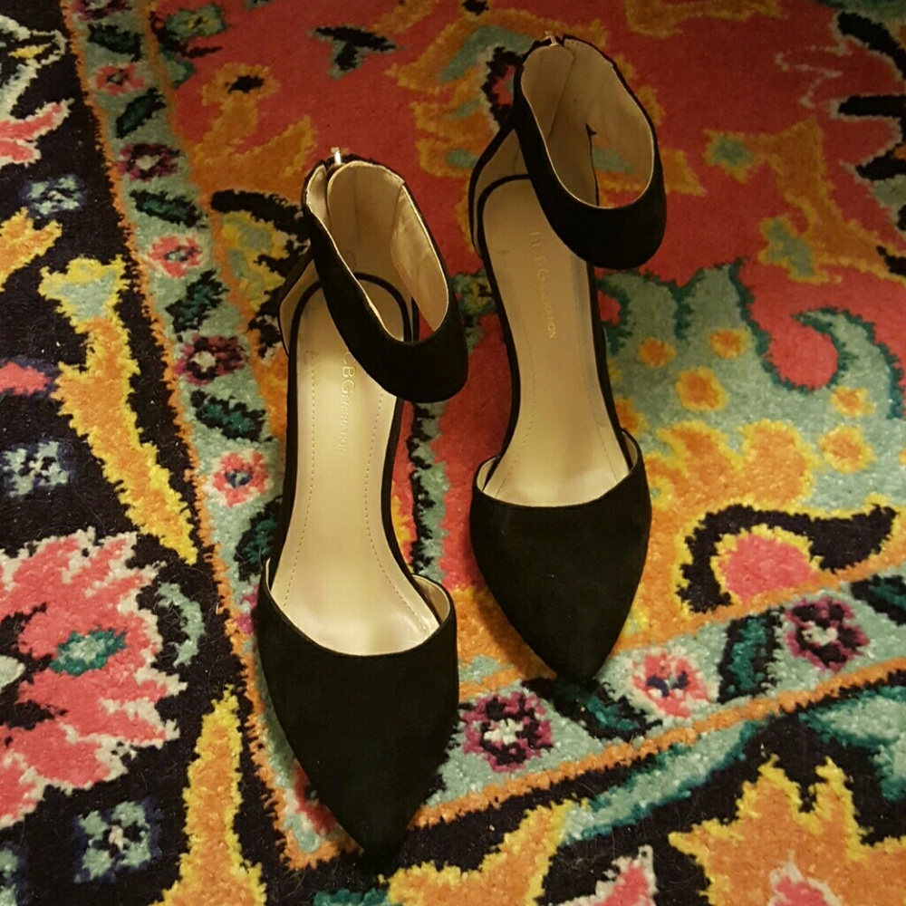FLASH SALE Re-Posh BCBG Suede Heels