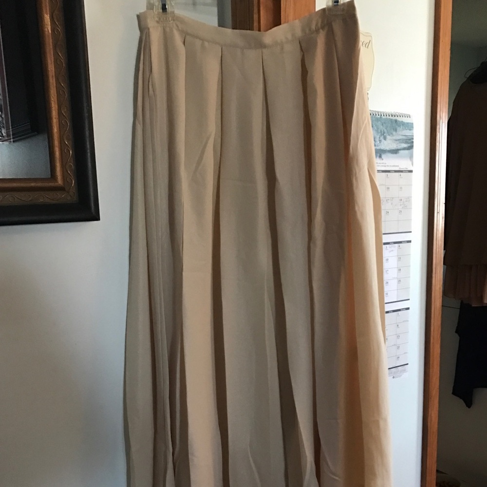 NWT HYPR cream pleated skirt LG