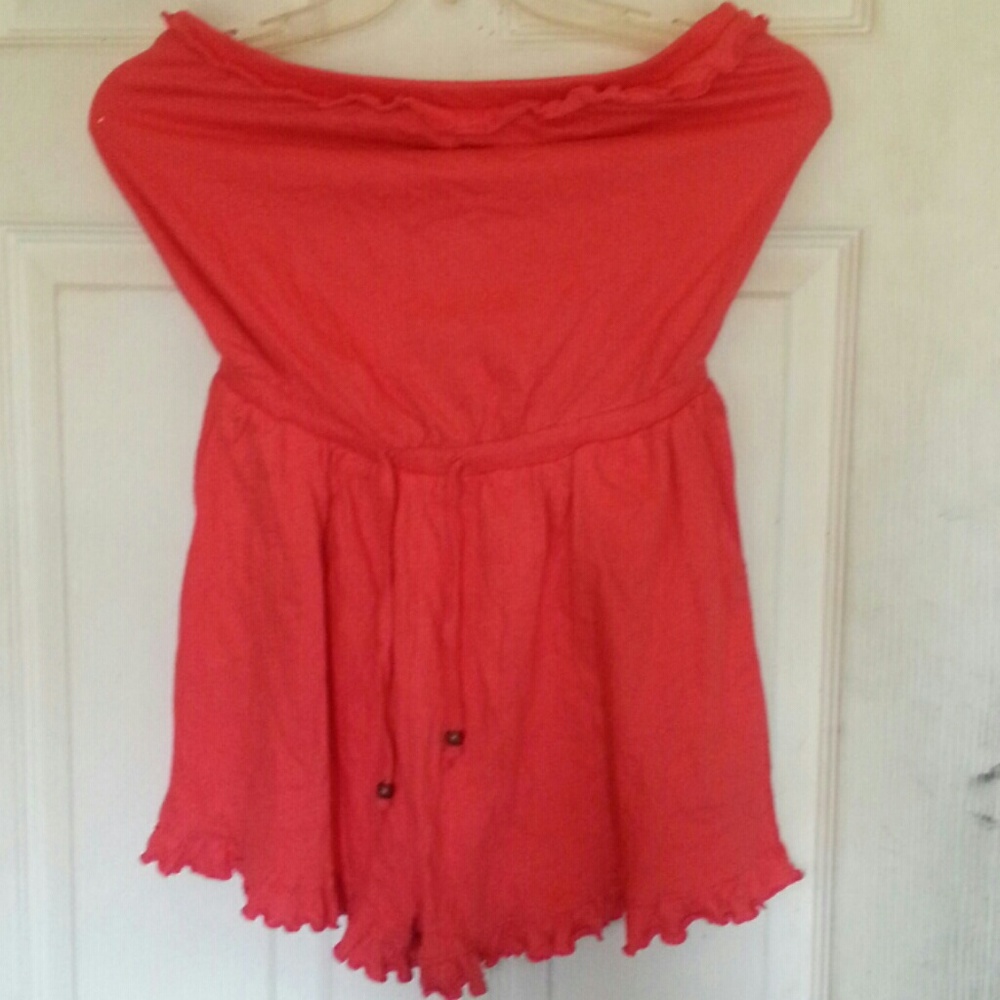 Halter Romper, Atmosphere