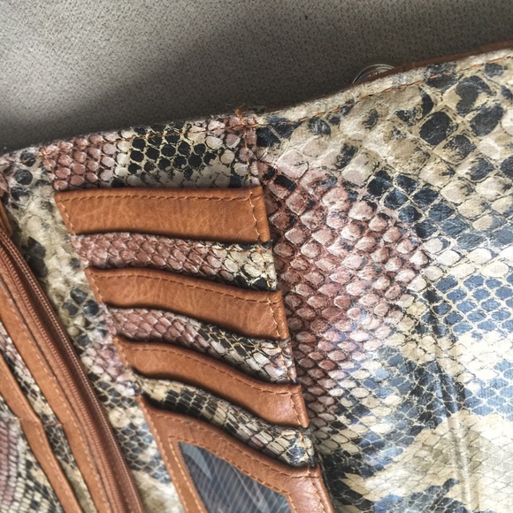 Kenneth Cole Reaction wallet, Python Leather, - Picture 4 of 8