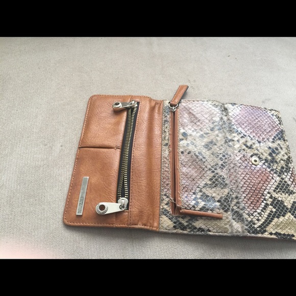 Kenneth Cole Reaction wallet, Python Leather, - Picture 8 of 8