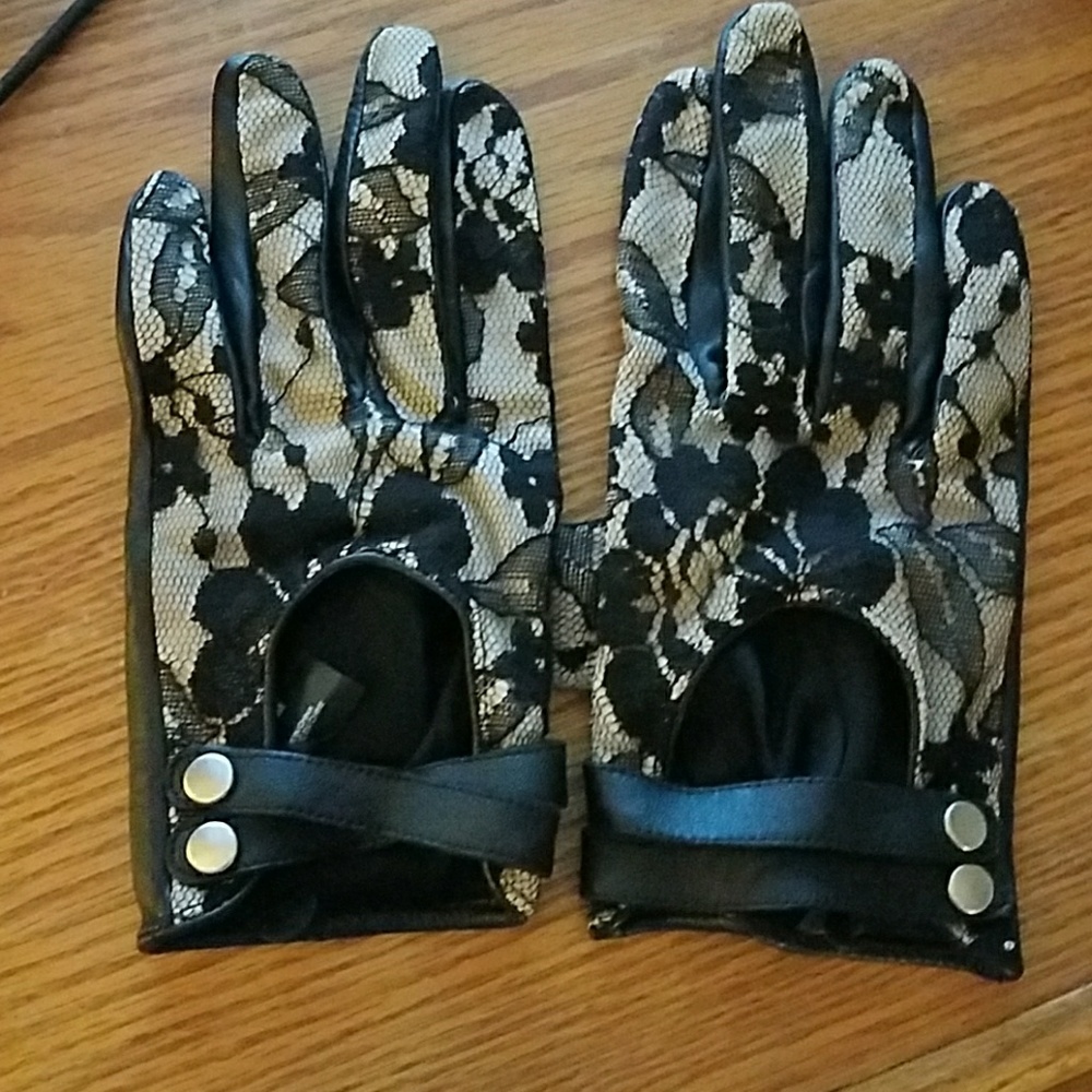 Express Tech-friendly Fashion Gloves