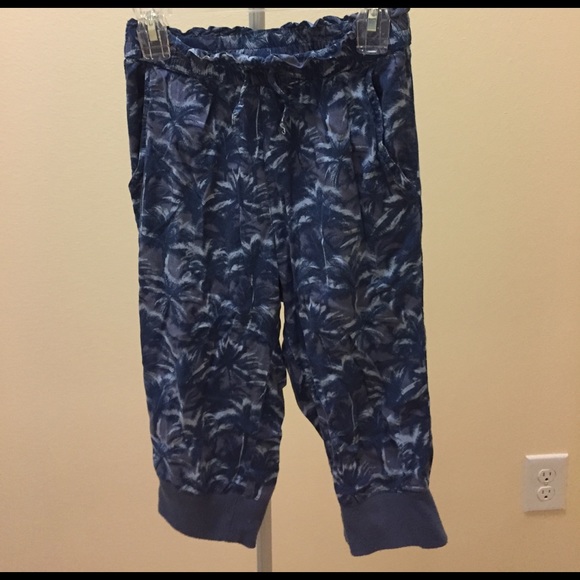 Drapey navy capris with palm tree design - Picture 1 of 2