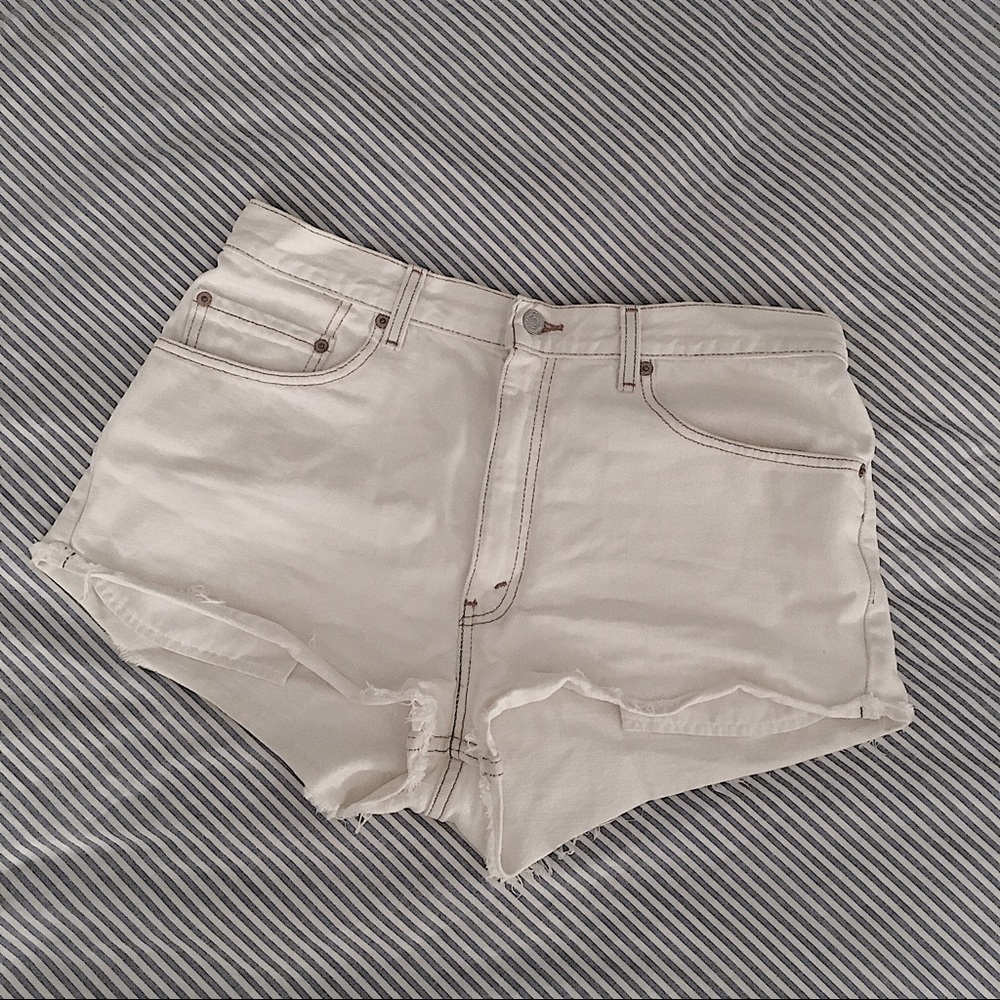 ✨HIGH WAISTED LEVIS✨