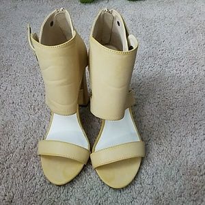 Mustard heel sandal