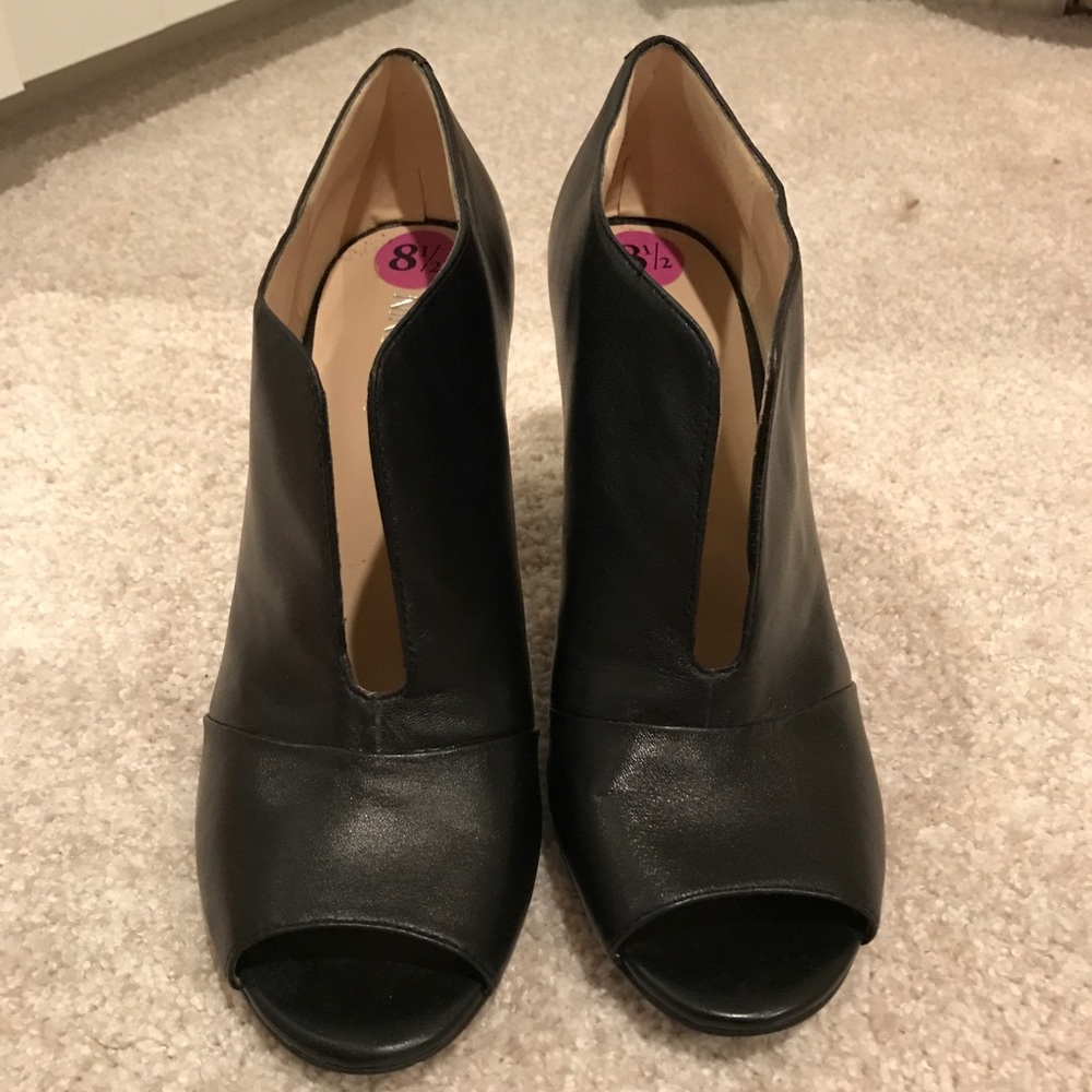 Black leather Nine West size 8.5 heels