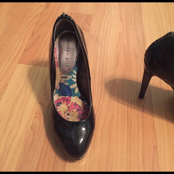 Madden Girl Pointed Toe Pumps - Picture 2 of 4