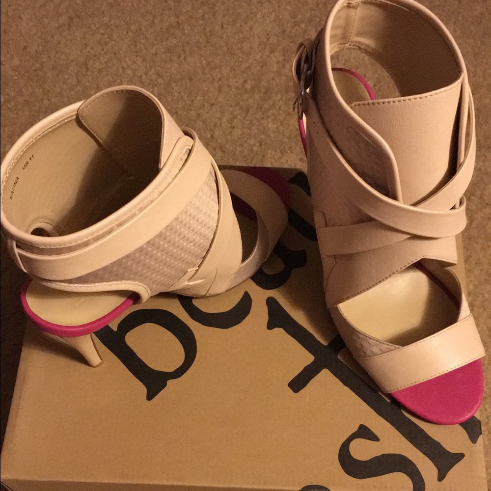 Sandals with a detail side buckle