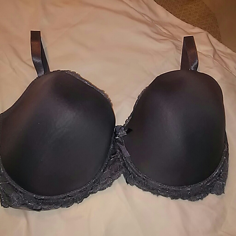 Delta Burke bra