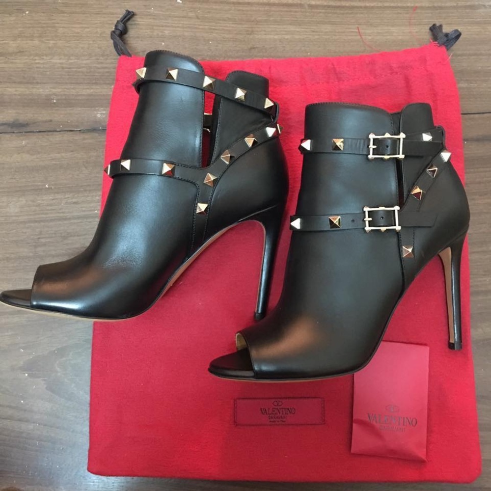 BNIB • Rockstud Booties