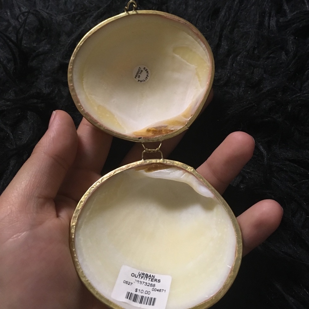 UO Real Shell Coin/Pill Case - Picture 2 of 3