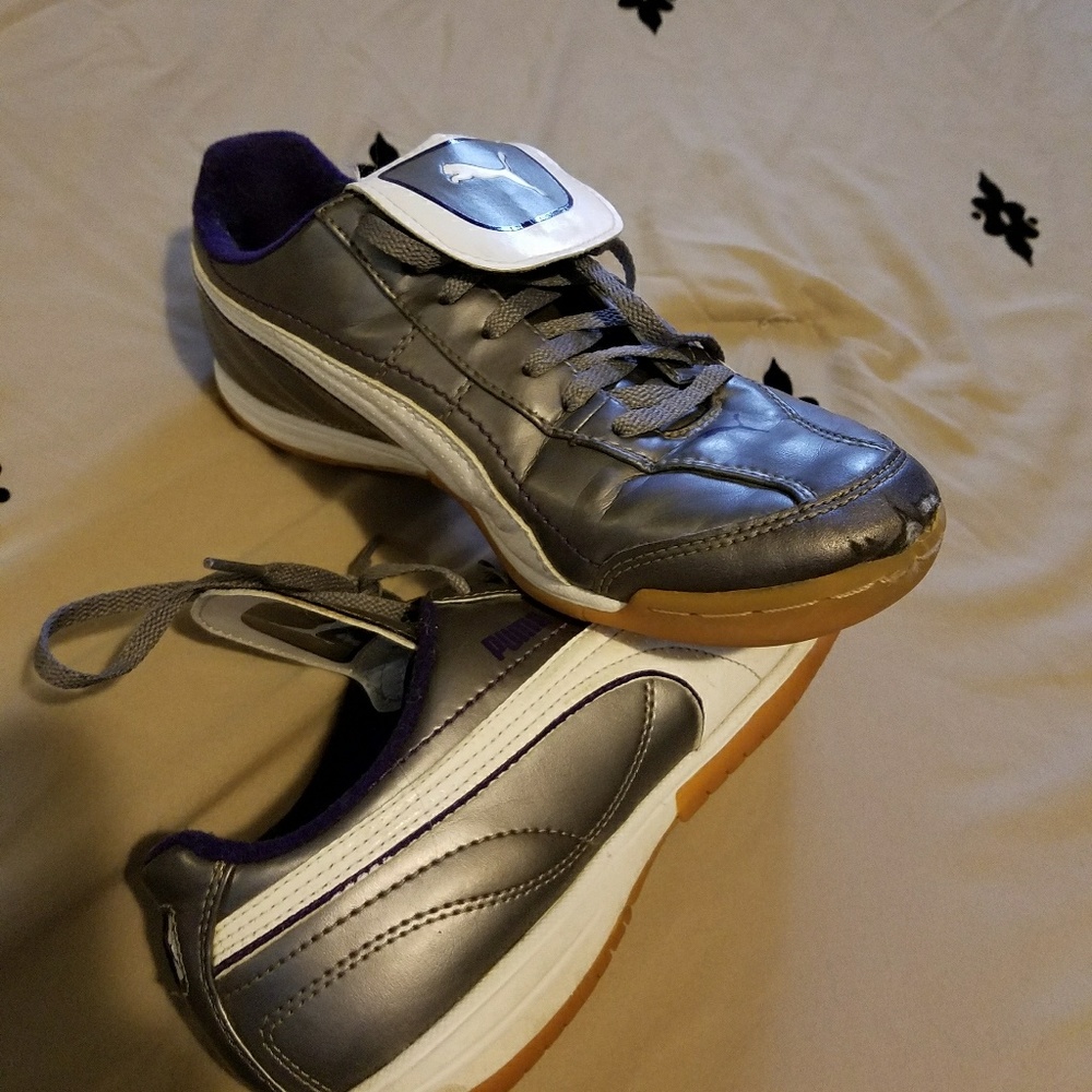 Women's puma indoor soccer or tennis shoes