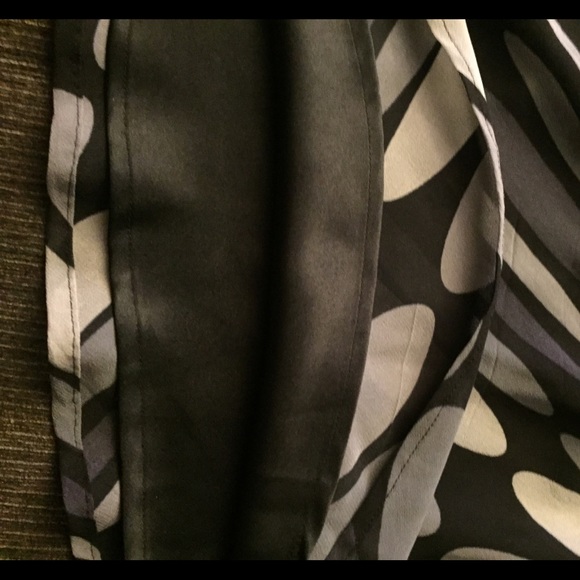 Sheer Silky Tie-Neck Sleeveless Blouse - Picture 3 of 6