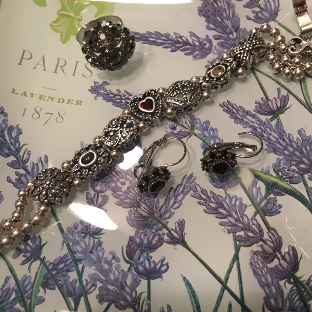 Cute silver bracelet, ring & earrings!