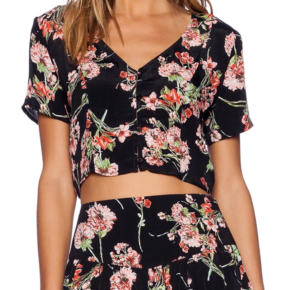 Super cute crop top!