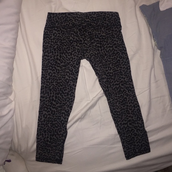 New York And Company Crops Leopard print - Picture 2 of 2